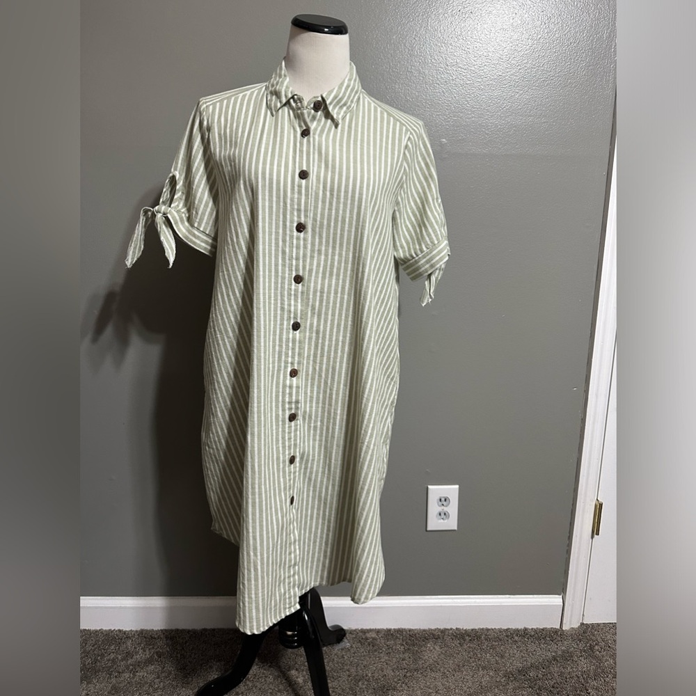 Mile Gabrielle women’s size, large front button up‎ dress with side pockets,